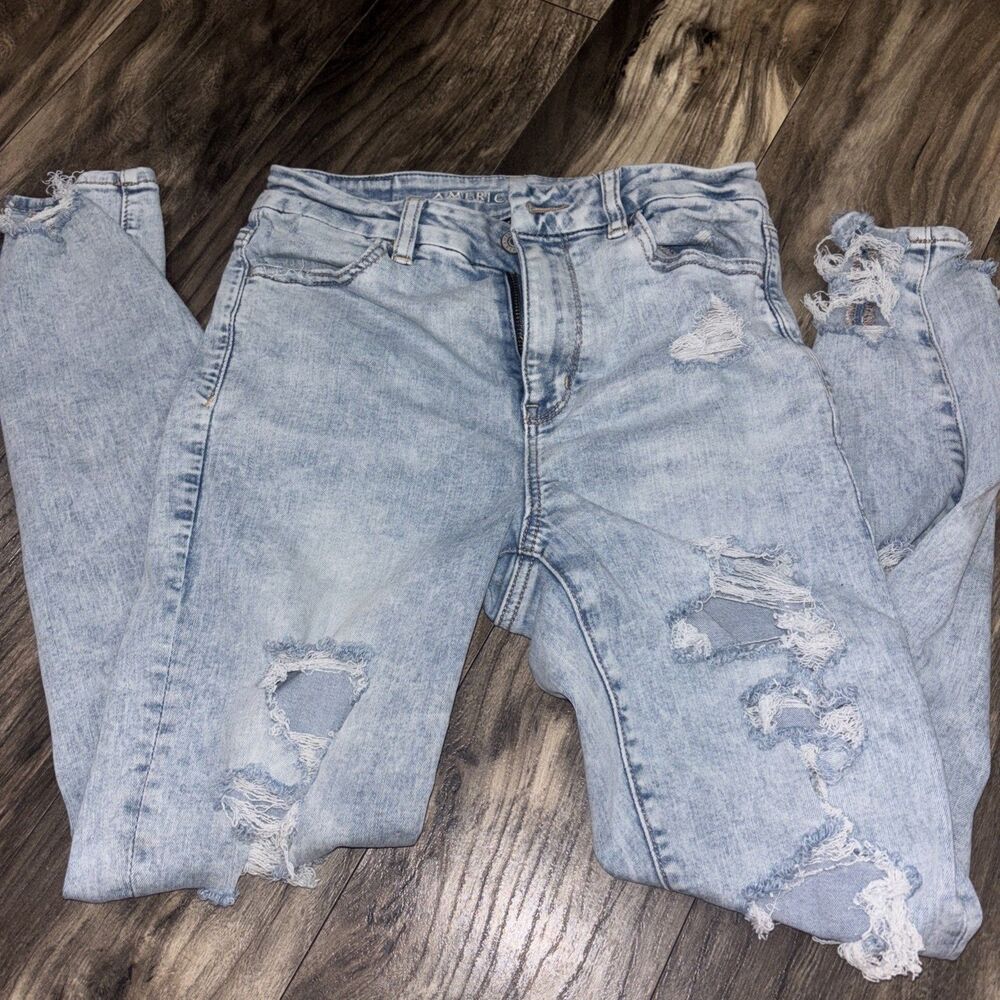 Women’s American Eagle Jeans Sz 4 Skinny Style classic blue ripped